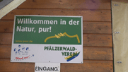 Schild an der Hütte der Pfälzer Waldvereins: Willkommen in der Natur, pur!