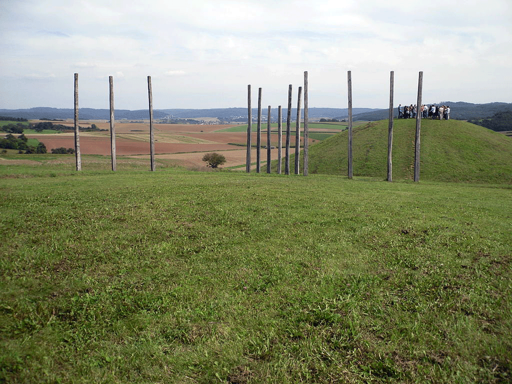 Holzpfosten vor dem Grabhügel rechts
