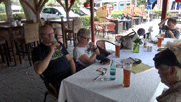 am Tisch: Ede, gerade aus dem Bierglas trinkend, Gaby, gegenüber Inge am Tischende Marc