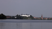 Blick über den See von der Prinzeninsel aus auf Plön und das weiße Schloss auf dem Hügel