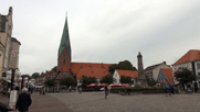 Blick über den Marktplatz mit der Backstein kirche