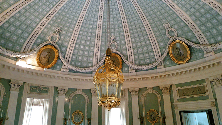 Blaues Kuppelgewölbe im großen Saal im Obergeschoss