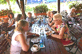 Teilnehmer am Tisch bei Kaffee und Kuchen