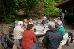 Teilnehmer vor der Vogelschutzhütte an einem runden Tisch