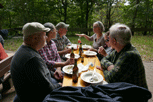 Teilnehmer an der Vogelschutzhütte an einem langen Tisch