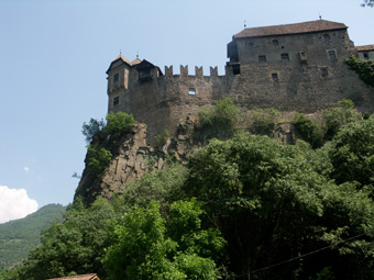 die Burg von der Seite