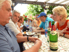 Tisch mit Ehrengästen: links Josef, Herr Friehoff von der Firma Baum; rechts Silvia, MichaelDoogs undKlaus Mayer vom Landesvorstand. Auf dem TischSektflaschen und Sektgläser