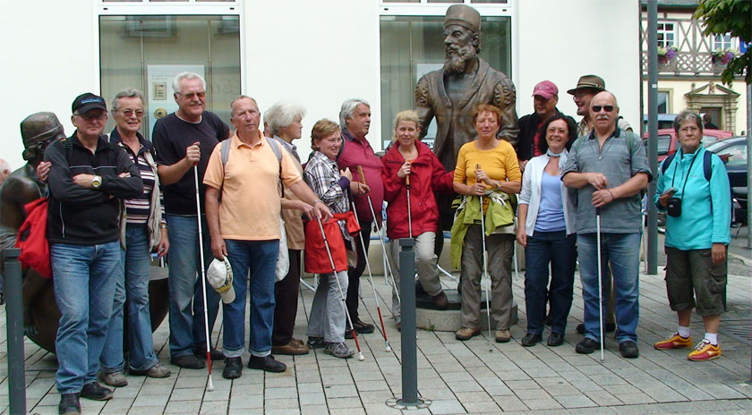 Pitschedabber vor der Statue Adam Rieses in Bad Staffelstein