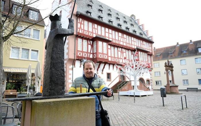 Marc-Eric auf dem Altstädter Markt an der Skulptur, im Hintergrund das Goldschmiedehaus