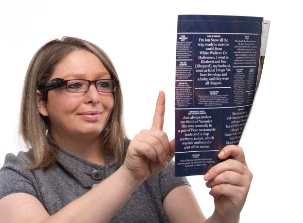 Frau mit Orcam deutet auf ein Blatt mit Text